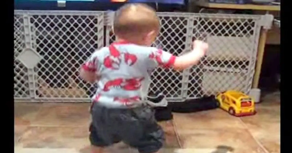 Una pequeña de 16 meses se viraliza al empezar a sonar su canción favorita