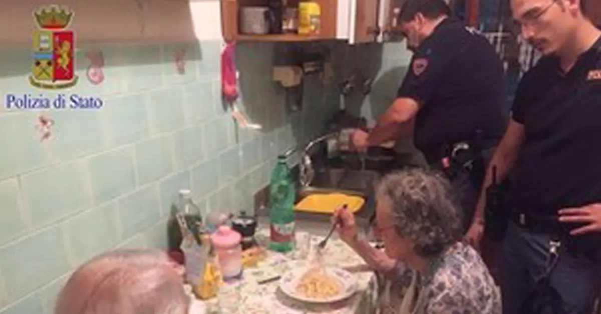 La Policía llega para investigar por qué lloraba una Pareja de ancianos después de escuchar unos gritos