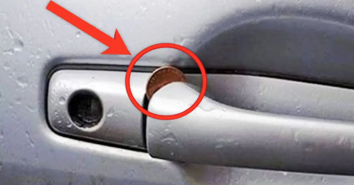 Si alguna vez encuentras una moneda en la puerta de tu coche, tienes que hacer esto inmediatamente