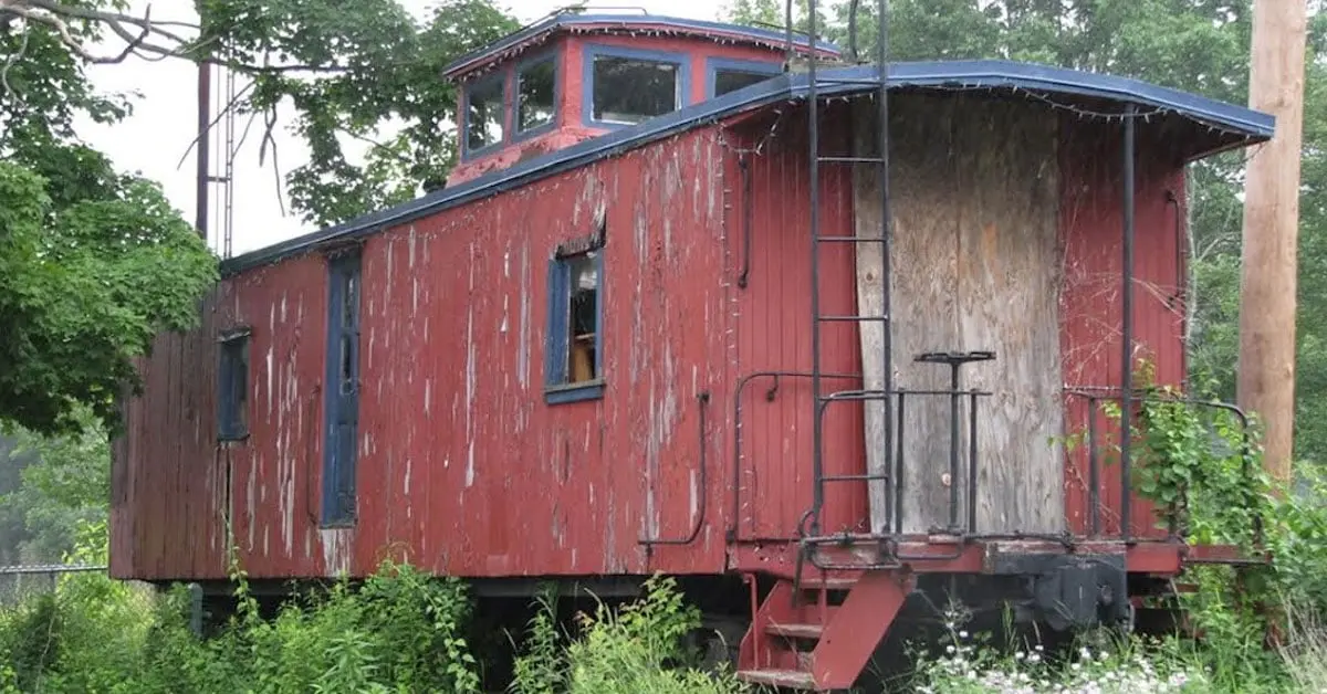 Este viejo tren abandonado se transforma en una diminuta vivienda de 40m2, y el resultado es increíble