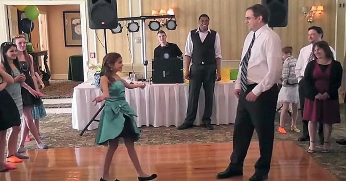 Esta pequeña sacó a bailar a su padre, y todo el mundo se quedó alucinado con su increíble talento