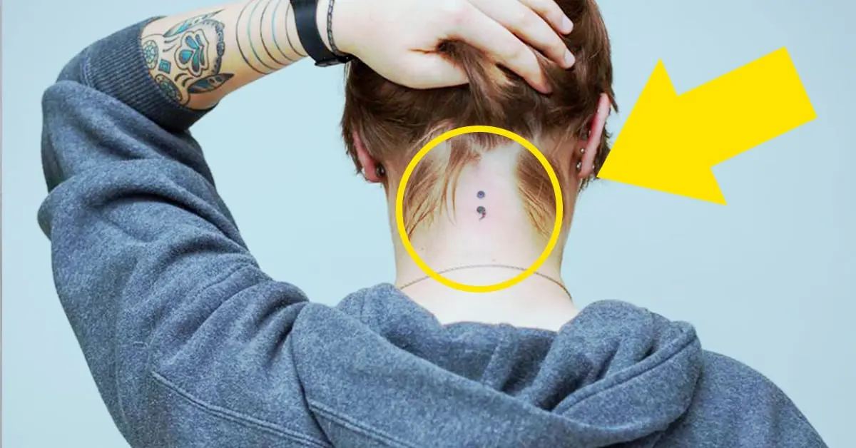 Qué es lo primero que debes hacer al ver a alguien con un punto y una coma en su cuerpo