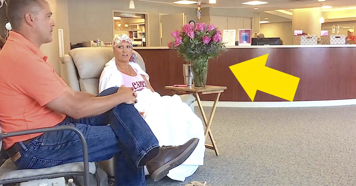 Su esposo la llevó a su última sesión en el hospital, pero fíjate bien en el ramo y mira en qué se convierte