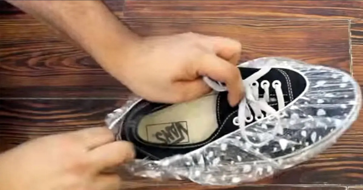 Coloca tus zapatos en un gorro de ducha. Parece raro ¿verdad? Hay una brillante razón para hacerlo