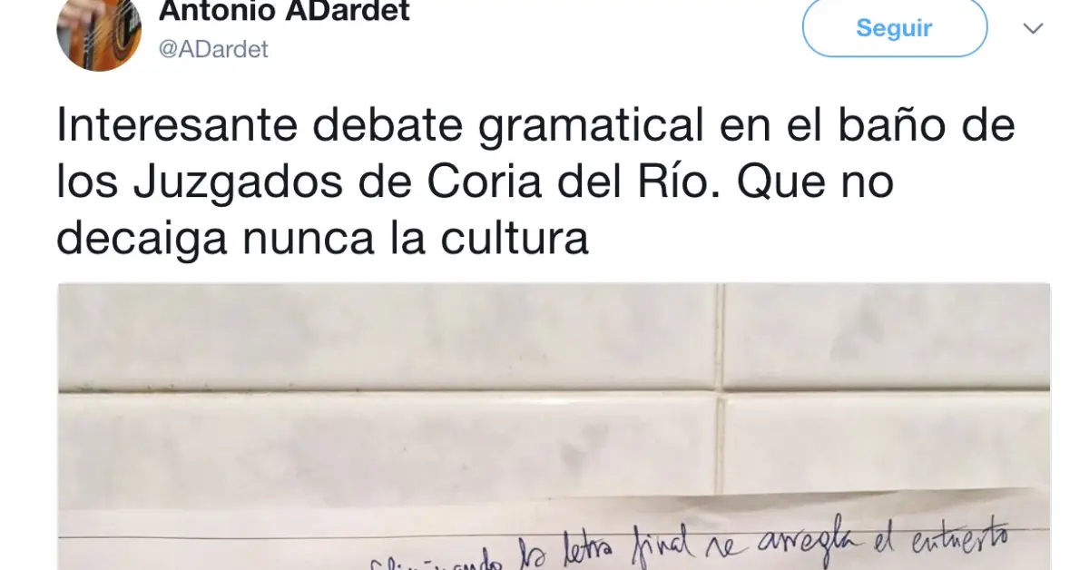 Un sevillano se topa con el divertido cartel en un baño público y el mensaje dirigido al que lo escribió