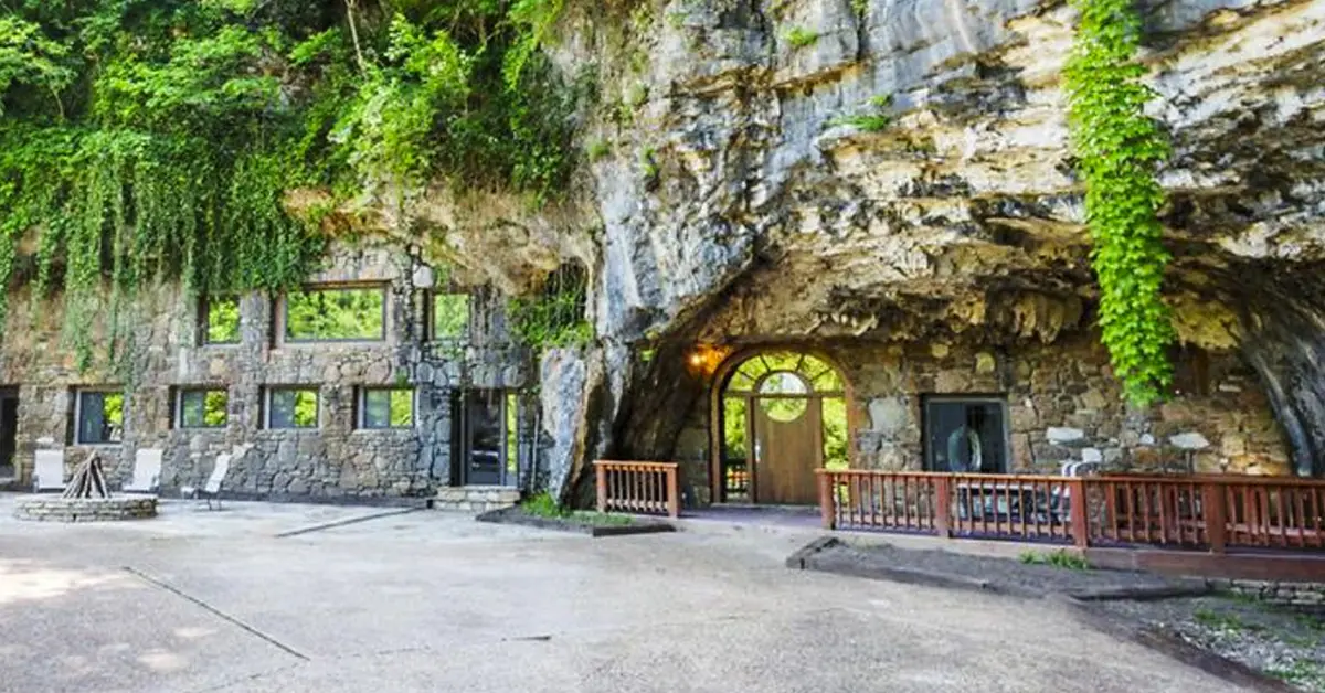 Una gigantesca casa dentro de una cueva se ha viralizado al haberse puesto en venta