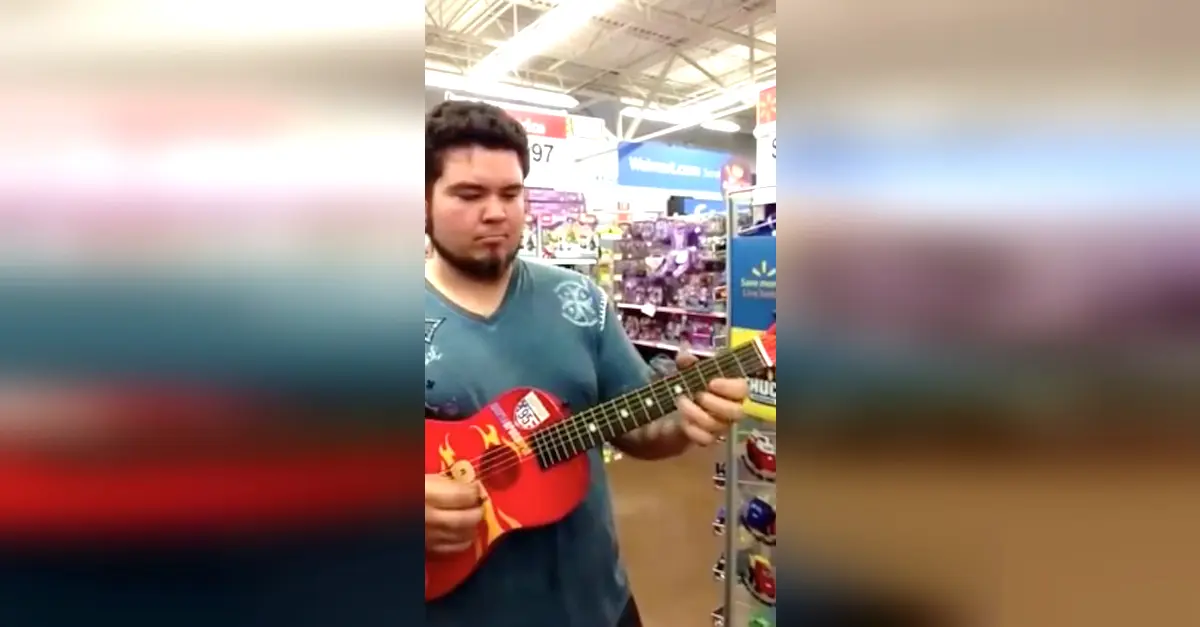 Dos chicos se viralizan en vídeo al encontrarse una guitarra de juguete