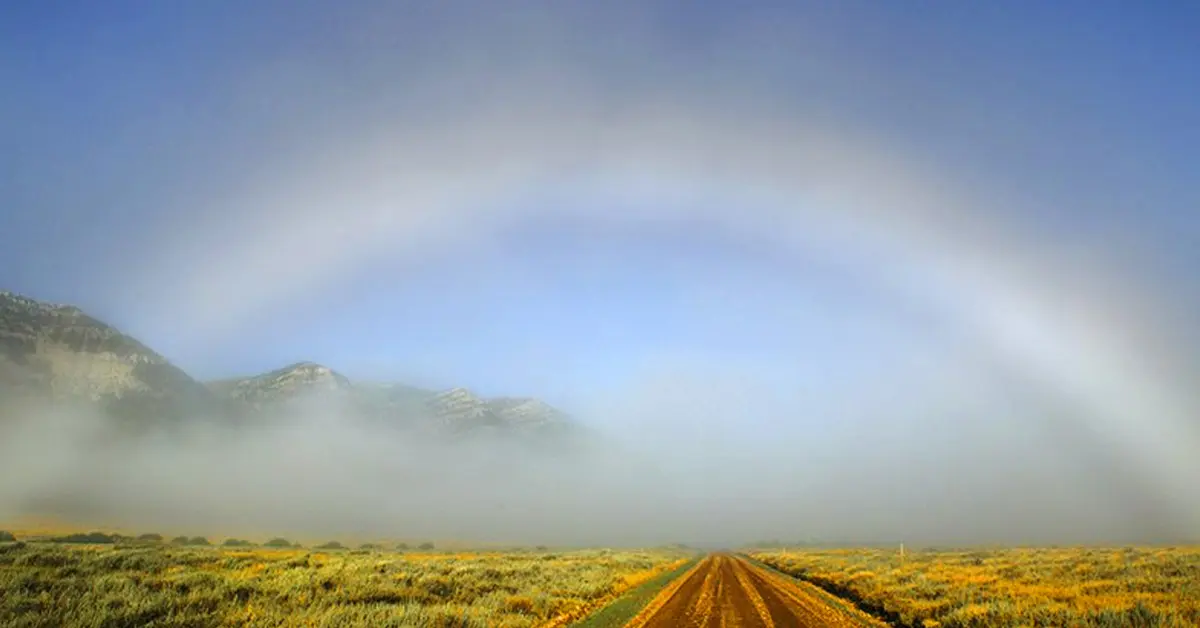 ¿Conoces el sorprendente fenómeno del "arcoíris blanco" o arco iris de la niebla?