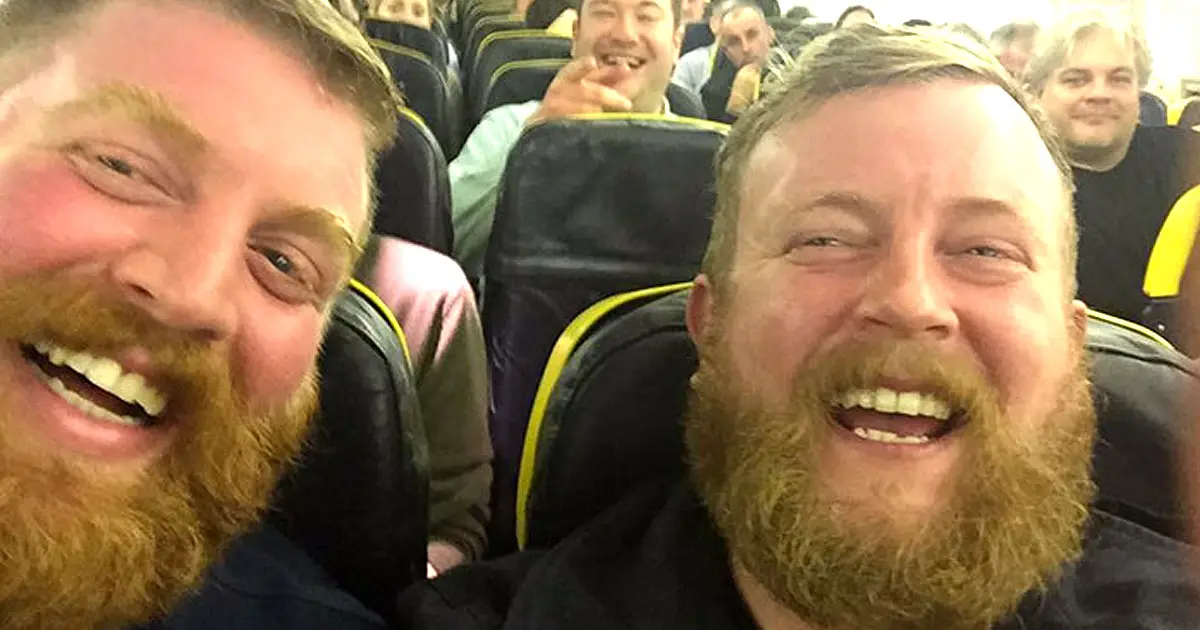 Se encontró a su DOBLE desconocido en un viaje y era exactamente igual que él