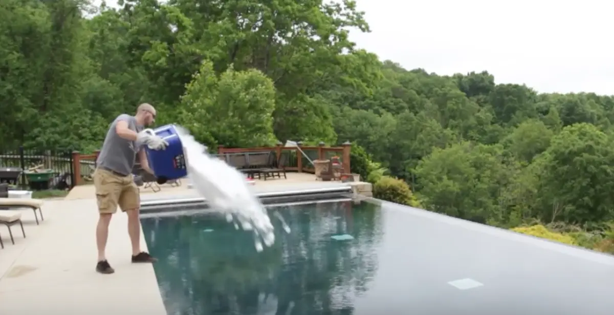 Esto es lo que ocurre cuando tiras un gigantesco cubo lleno de hielo seco en la piscina