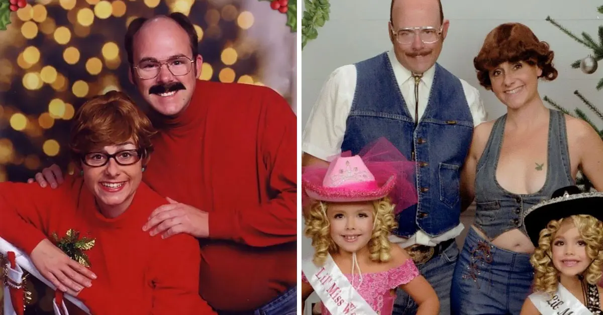 Una pareja lleva 17 años enviando invitaciones muy extrañas de Navidad