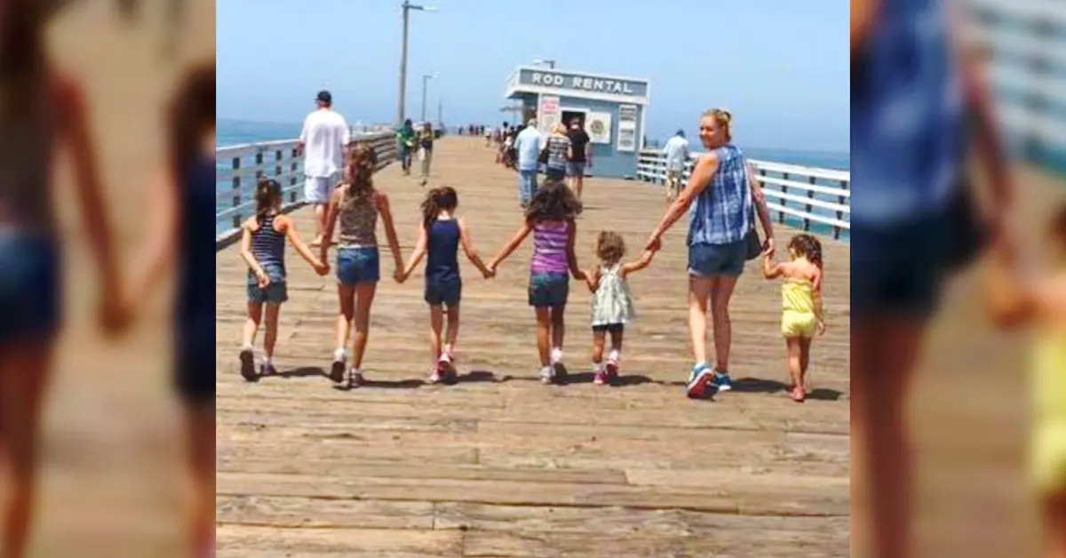 Una madre y 6 niñas pequeñas se viralizan al ser pilladas en una foto