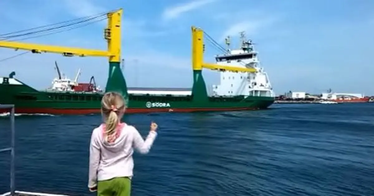 Una niña toma una mala elección al pedirle a un barco que tocase la bocina
