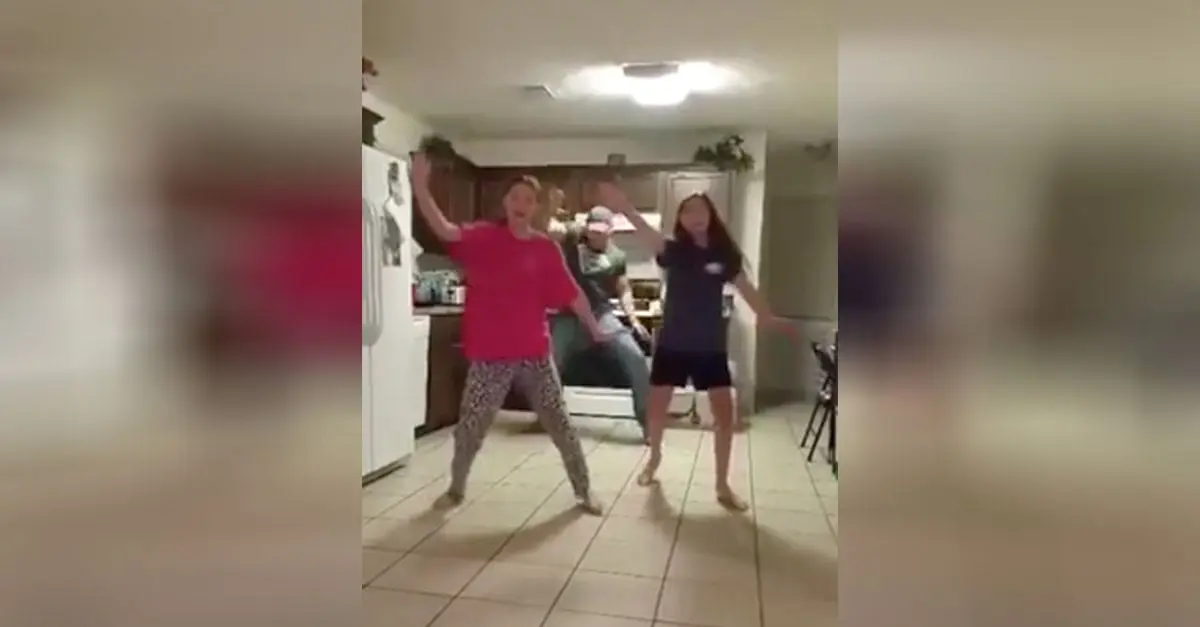 Se grabaron a ellas mismas bailando, pero no se dieron cuenta de lo que estaba haciendo su padre por detrás