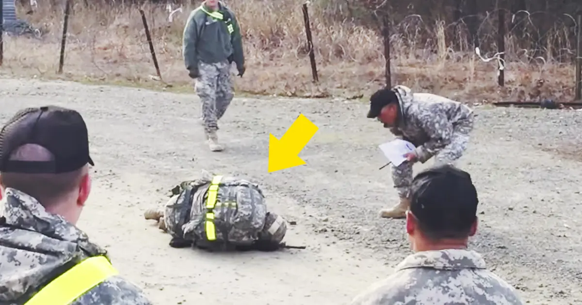 Una mujer militar se niega a rendirse hasta derrumbarse en el suelo frente a los demás soldados