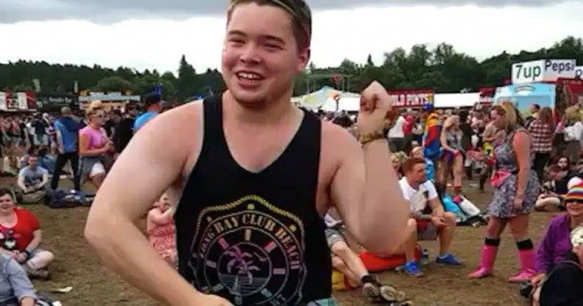 Un chico se viraliza al gozarlo sin vergüenza en medio de un festival