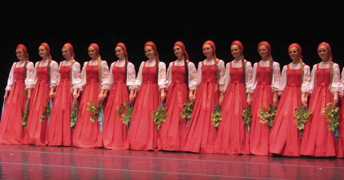 Beriozka, la curiosa danza de 16 bailarinas rusas que levitan y flotan sobre el escenario como si no tuvieran piernas