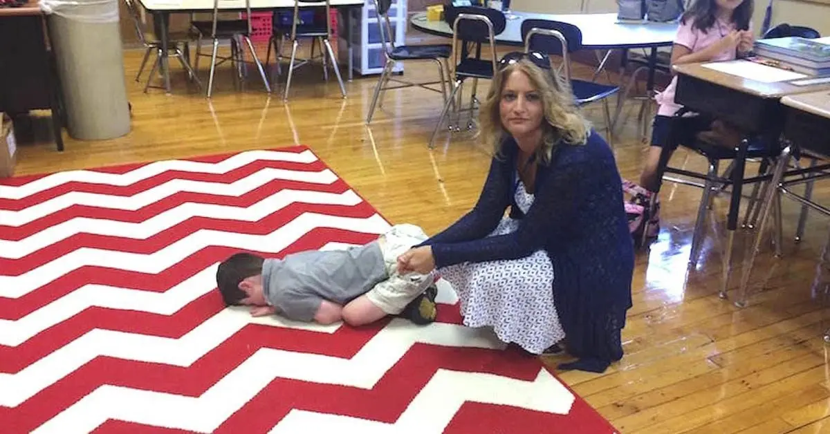 Un niño se viraliza al echar a correr repentinamente en un centro comercial