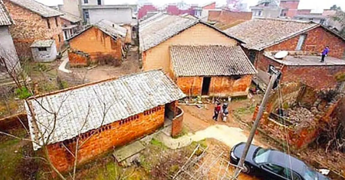 Un millonario vuelve a su pueblo natal tras 50 años para transformarlo por completo