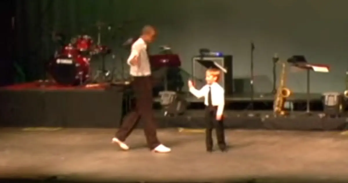 Un bailarín necesitaba una pareja de baile y un niño de 7 años sorprende al público