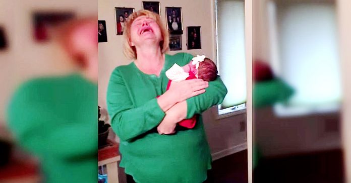Le pusieron un Bebé en los Brazos y se volvió Completamente Loca cuando descubrió quién era 2 Exploto de emocion cuando descubrio bebe 01