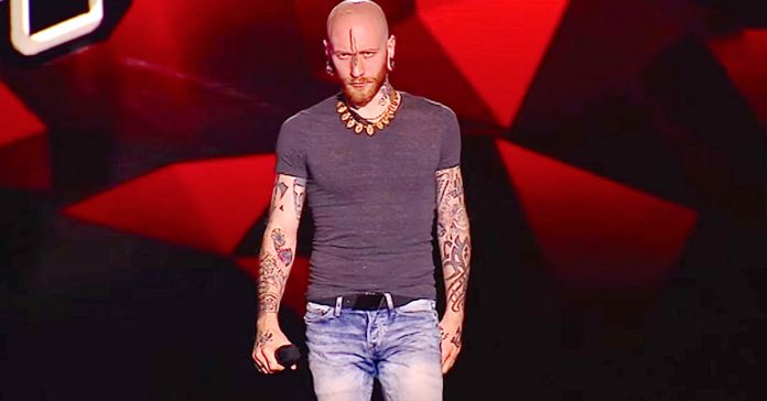 cantante tatuajes sorprende audiencia actuacion banner