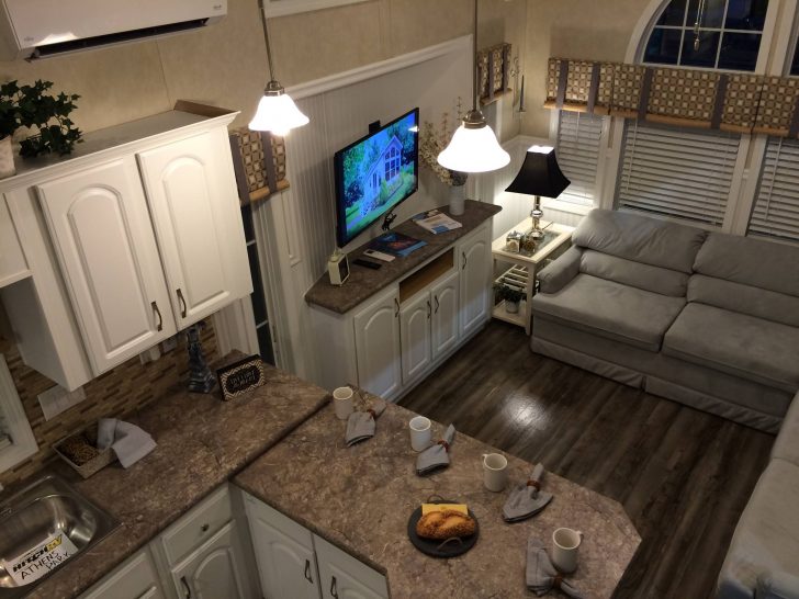 Parece una pequeña cabaña desde el exterior pero cuando entras dentro