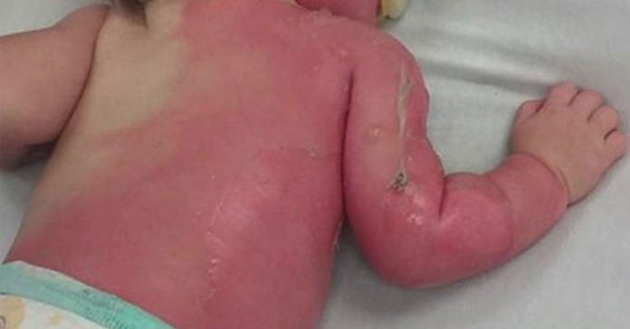 Esta madre rocio a su bebe con la manguera Pero cuando se dio la vuelta banner