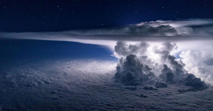 Este piloto volo sobre una increible tormenta electrica para capturar ESTO banner