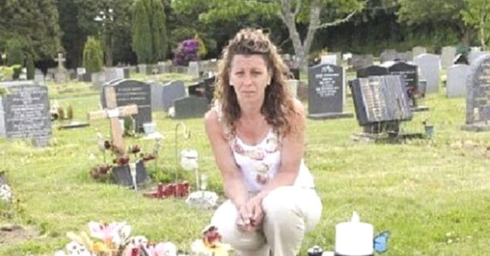 Una madre se ve obligada a retirar la tumba de su hijo de cuatro años por una queja 2 madre obligada retirar lapida tumba hijo