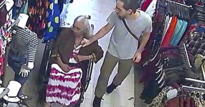 Un hombre asalta a una anciana robándole el dinero de su pensión recibiendo su merecido 2 un hombre se apropia de 600 del sujetador de una anciana y tiene su merecido banner