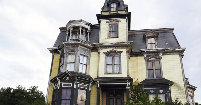 esta casa de 1875 es una ganga con la que querrias hacerte si no fuera porque esconde un terrible secreto banner