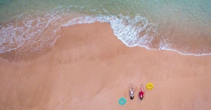Una fotografía de vacaciones en la playa con trampas se convierte en el centro de las críticas 2 una fotografia de vacaciones en la playa se convierte en el centro de las criticas por su visible error banner