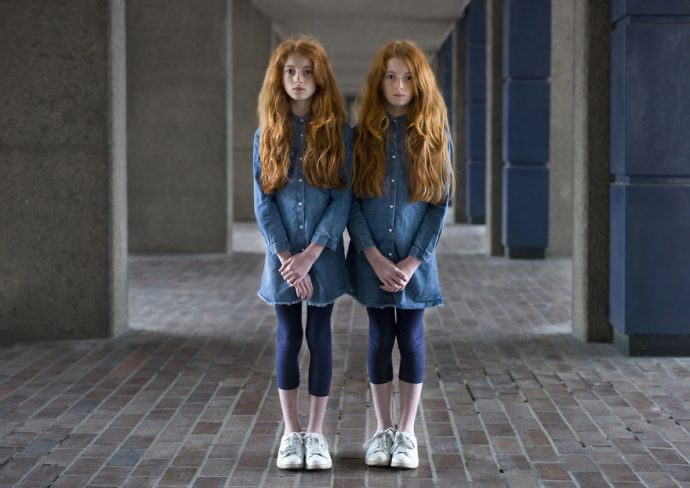 los-retratos-de-gemelos-identicos-muestran-lo-diferentes-que-son {keyword}