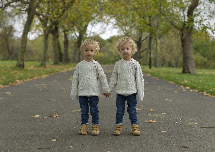 los-retratos-de-gemelos-identicos-muestran-lo-diferentes-que-son {keyword}
