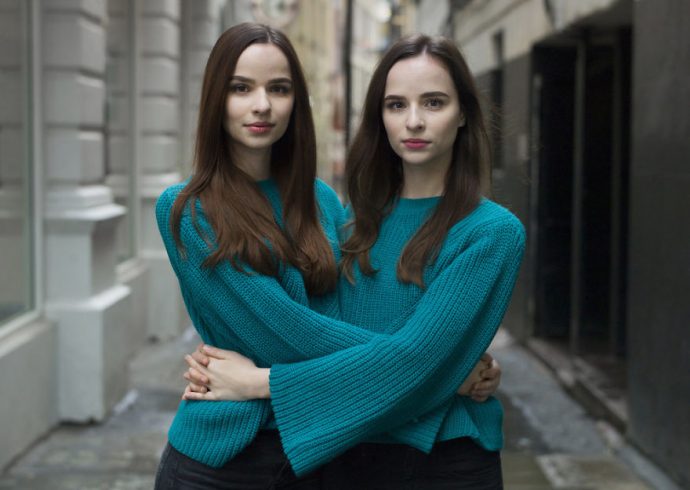 los-retratos-de-gemelos-identicos-muestran-lo-diferentes-que-son {keyword}