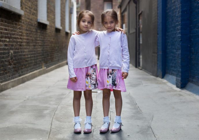 los-retratos-de-gemelos-identicos-muestran-lo-diferentes-que-son {keyword}