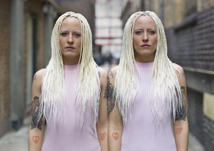 los-retratos-de-gemelos-identicos-muestran-lo-diferentes-que-son {keyword}
