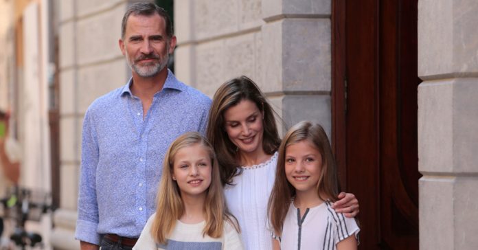 6 Reglas estrictas que la Reina Letizia y el Rey Felipe tienen con sus hijas Leonor y Sofía en casa 2 la estricta educacion de la princesa leonor y la infanta sofia banner